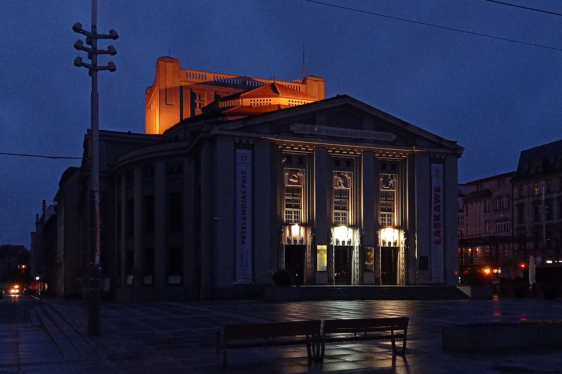 Gmach Teatru Śląskiego im. St. Wyspiańskiego w Katowicach nocą